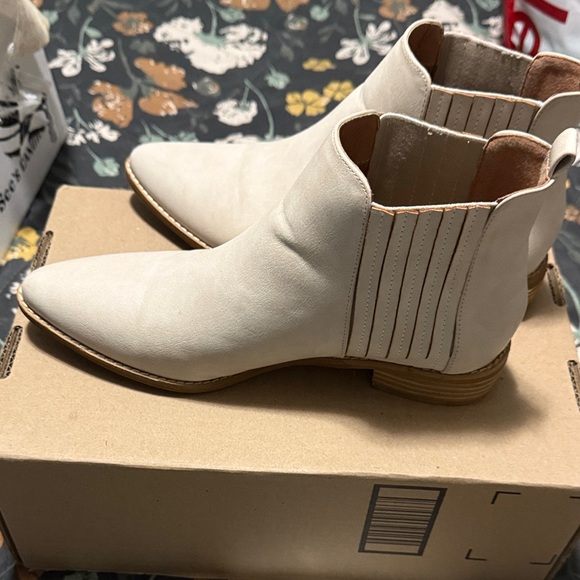 Brand New Ccocci Cream Ankle Boots - Picture 3 of 7